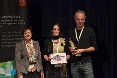 Vicky Vermeulen and Swen Vincke receiving their award from Marina De Moerlooze 